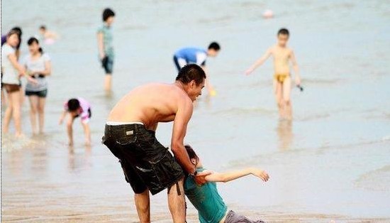 胡兵湿身挺救空姐甘婷婷.jpg