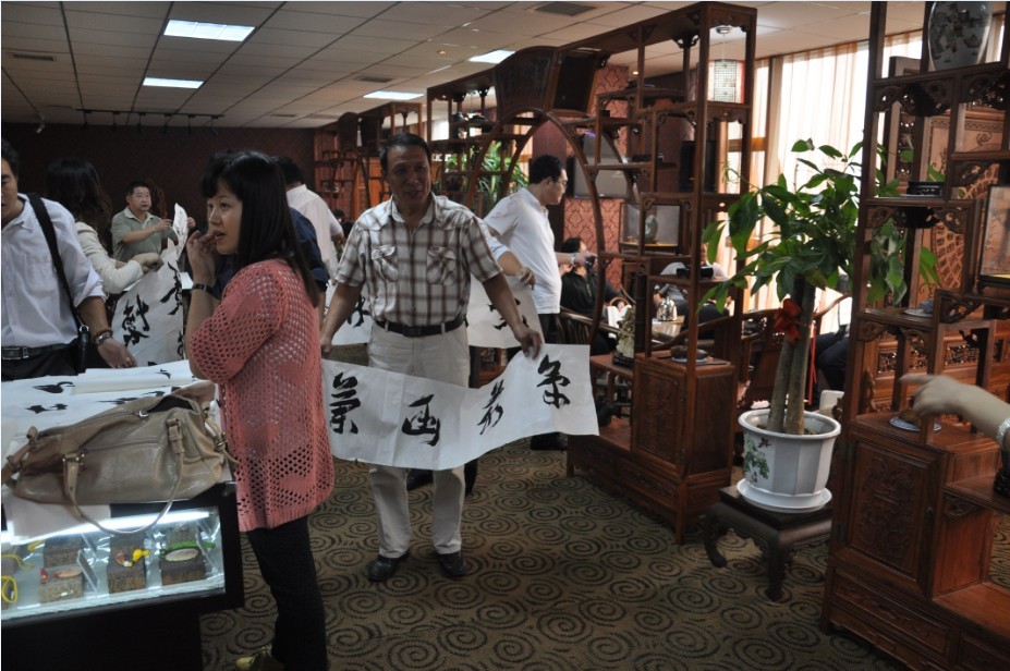 齐鲁首位书法界女硕士现场赠画-1