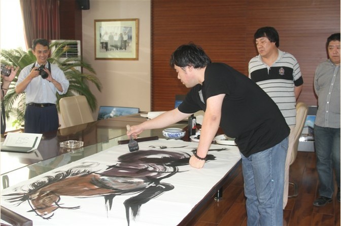 中国著名画家韩美林在联谊会上赠画-1.jpg