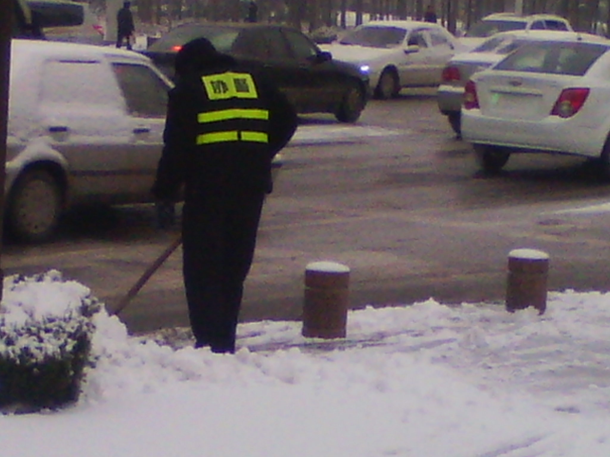 协警在除雪