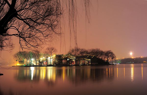 大明湖夜景（史奎华 摄）