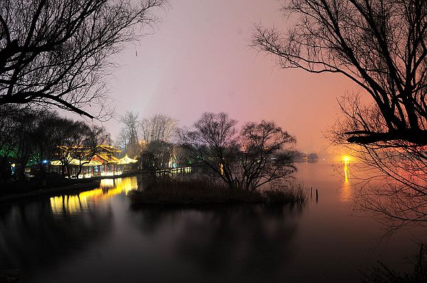 大明湖夜景（史奎华 摄）