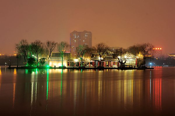 大明湖夜景（史奎华 摄）