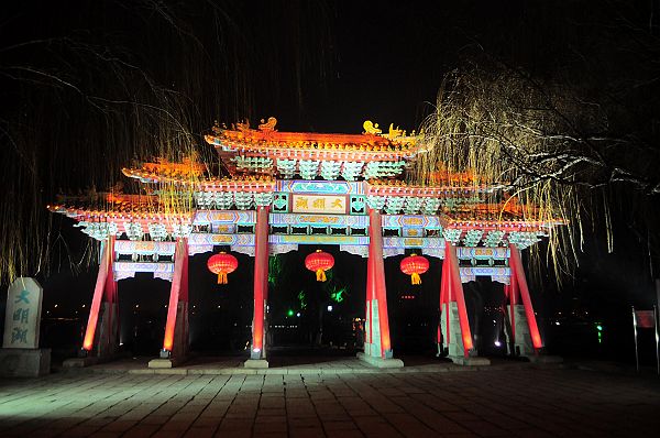 大明湖夜景（史奎华 摄）