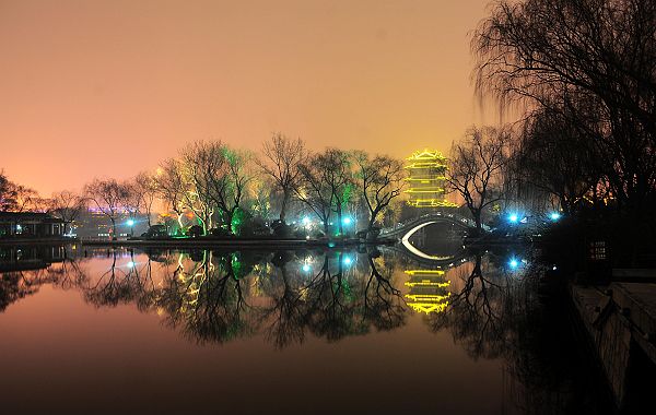 大明湖夜景（史奎华 摄）