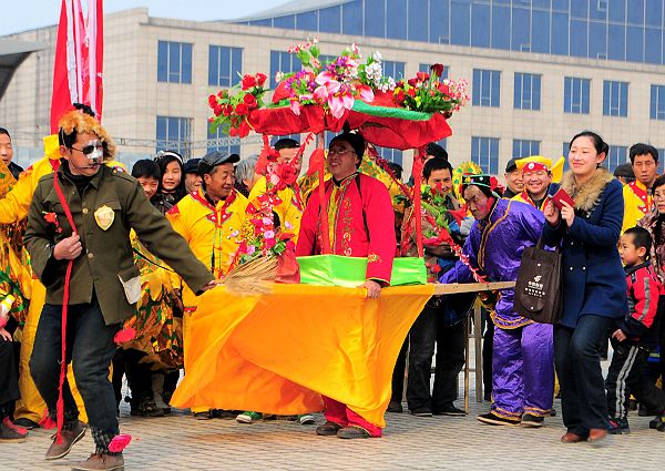 山东聊城：民俗表演盛会喜迎元宵节 (6).jpg