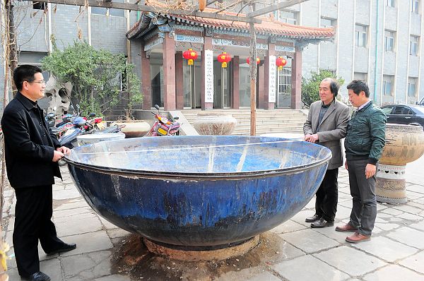 2013年3月6日，陶瓷雕刻绘画艺术家朱立民创作烧制的大件陶瓷艺术品，直径2.40米的《中.jpg