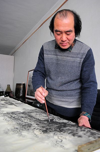 2013年3月6日，陶瓷雕刻绘画艺术家朱立民在创作书画作品。 (2).JPG
