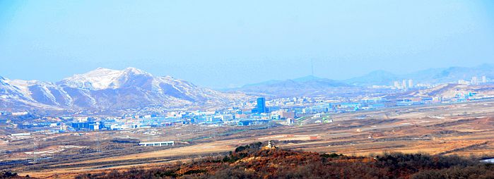 2013年1月27日，朝鲜半岛三八线非军事分界线韩国一方前方的朝鲜一方建筑。.jpg