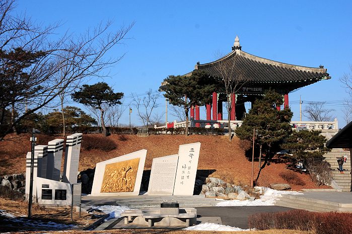 2013年1月27日，朝鲜半岛三八线非军事分界线韩国一方的旅游景点“和平钟阁”。.jpg