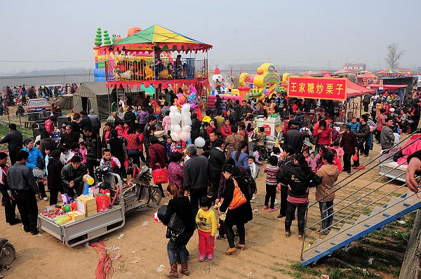 2013年3月16日，山东省茌平县韩屯镇罗屯村西北的鲁义姑庙会现场。 (1).jpg