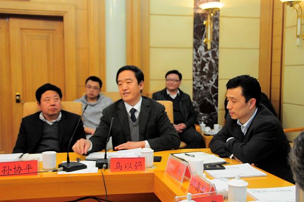 2013年3月17日，作家乌以强在山东省茌平县首届孝义文化研讨会上。.jpg