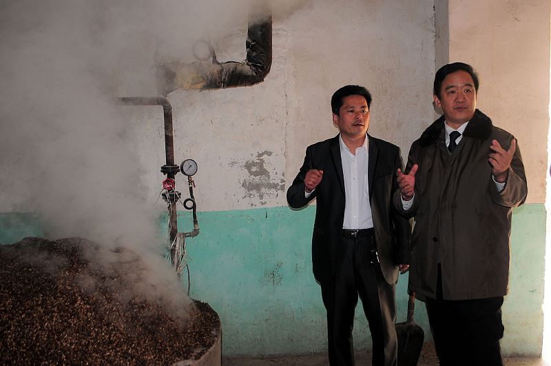 2013年3月20日，作家乌以强（右一）到山东茌平醉一斗酒业采风。.jpg