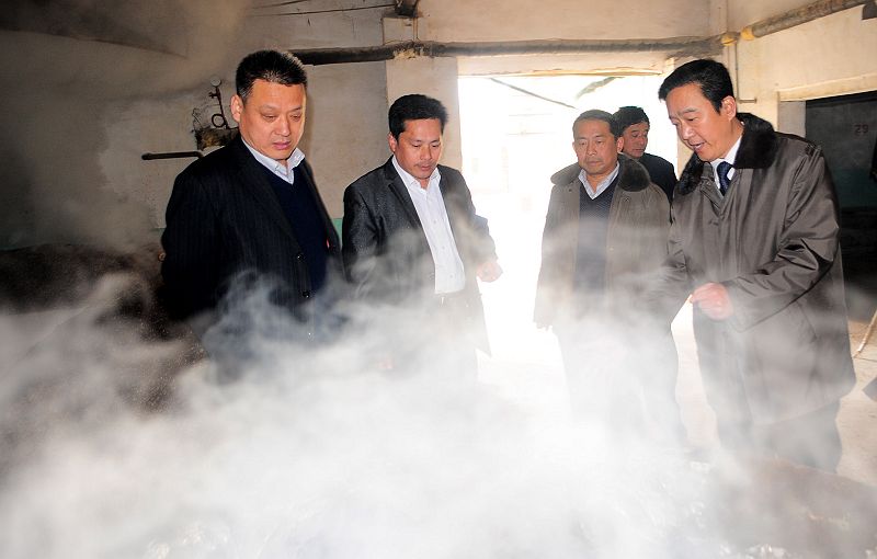 2013年3月20日，作家乌以强（右一）到山东茌平醉一斗酒业采风。 (13).jpg