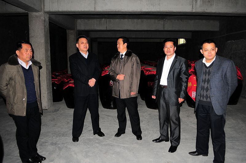2013年3月20日，作家乌以强（中）到山东茌平醉一斗酒业采风。.jpg