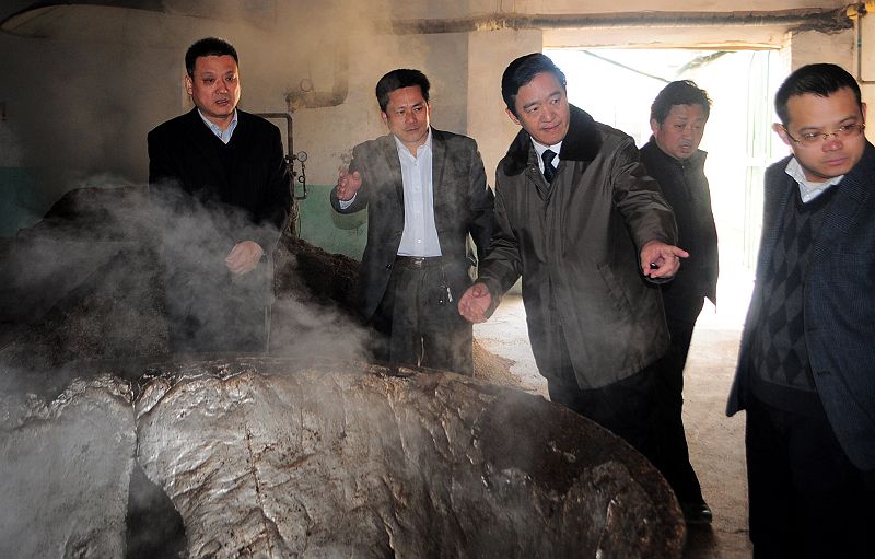 2013年3月20日，作家乌以强（左三）到山东茌平醉一斗酒业采风。.jpg