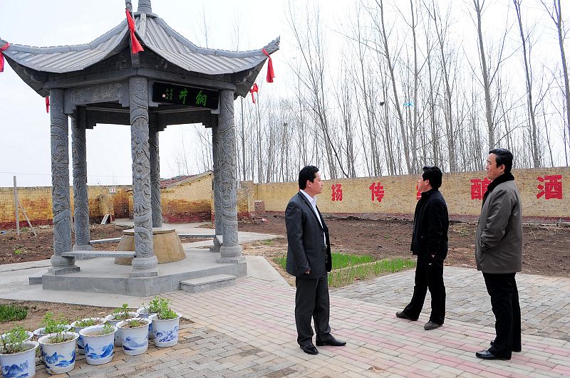 2013年3月20日，作家乌以强到山东茌平醉一斗酒业采风。 (33).jpg