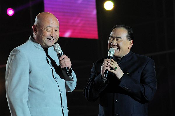 2013年3月30日山东省阳谷县举办的《泰格之春》文艺晚会上，陈寒柏、刘寄表演相声《乐在.jpg