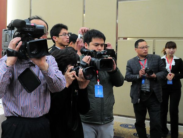 山东第二届企业社会责任与爱心榜样公益活动暨《第四届2012影响山东风云人物》大型图书.jpg
