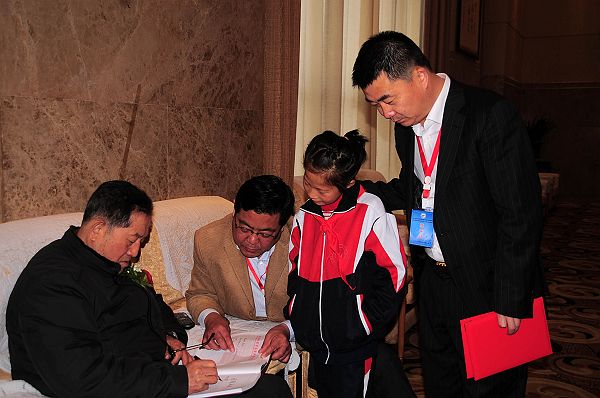 山东第二届企业社会责任与爱心榜样公益活动暨《第四届2012影响山东风云人物》大型图书.jpg