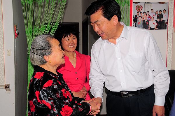 2013年5月11日，政协山东省第十一届副主席许立全（右一）与全国劳动模范张国忠 的夫人.jpg