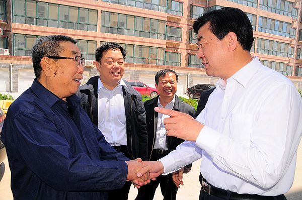 2013年5月11日，政协山东省第十一届副主席许立全（右一）走访看望全国劳动模范张国忠（.jpg