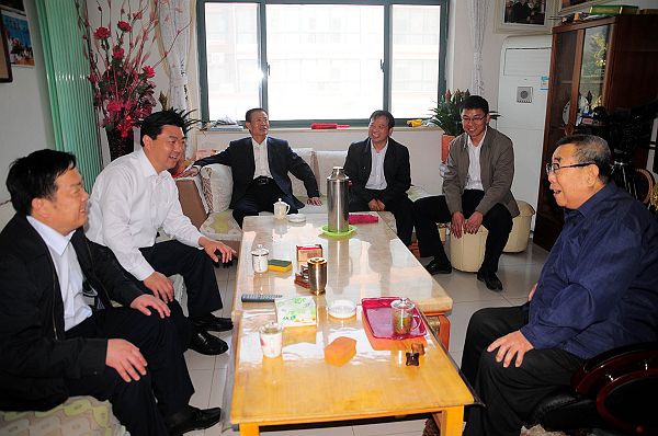 2013年5月11日，政协山东省第十一届副主席许立全走访看望全国劳动模范张国忠。.jpg