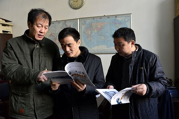 2014年2月13日，山东省茌平县钢笔画家李保强（右三）与文朋画友共享作品集出版的快乐。