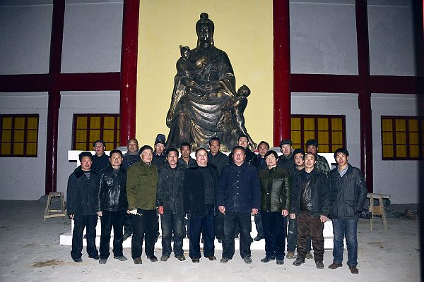 2014年2月13日，安放民众在山东省茌平县韩屯镇鲁义姑祠鲁义姑舎子救侄铜像前合影纪念。
