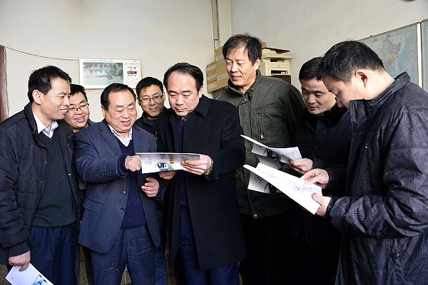 2014年2月13日，山东省茌平县钢笔画家李保强（右三）与文朋画友共享作品集出版的快乐。