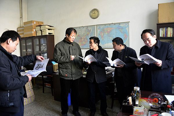 2014年2月13日，山东省茌平县钢笔画家李保强（右四）与文朋画友共享作品集出版的快乐。
