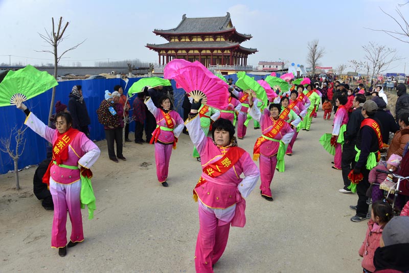 2014年3月4日，东北大秧歌舞动春天的山东省茌平县鲁义姑庙会。