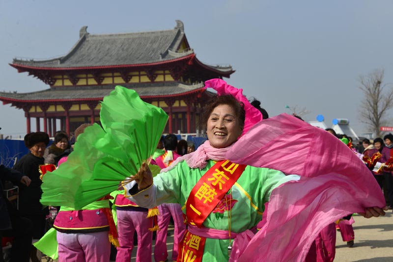 2014年3月4日，东北大秧歌舞动春天的山东省茌平县鲁义姑庙会。