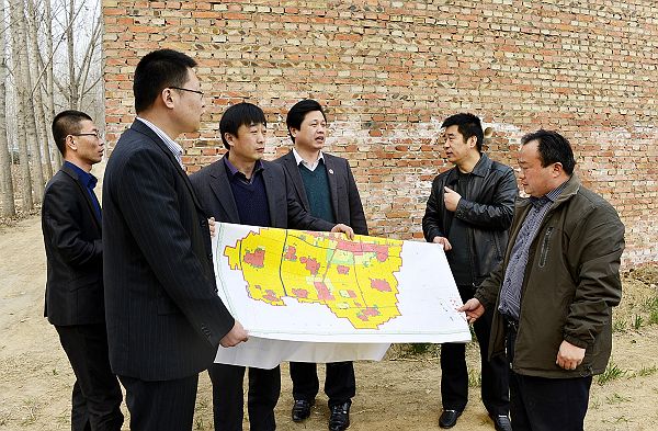 2014年3月7日，晶科电力有限公司山东分公司总经理张志科（左前一））在莘县张寨镇考察。