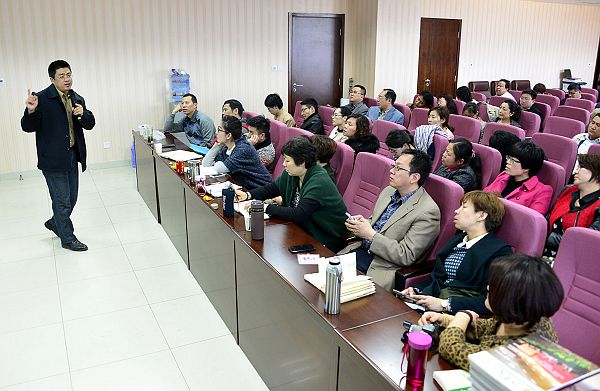 2014年3月15日，山东大学客座教授曲延明在山东大学、山东省企业文化学会电子商务总裁高级研修班上讲授营销实 ...