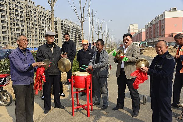 山东茌平：振兴办事处田庄村扇子舞舞动春天