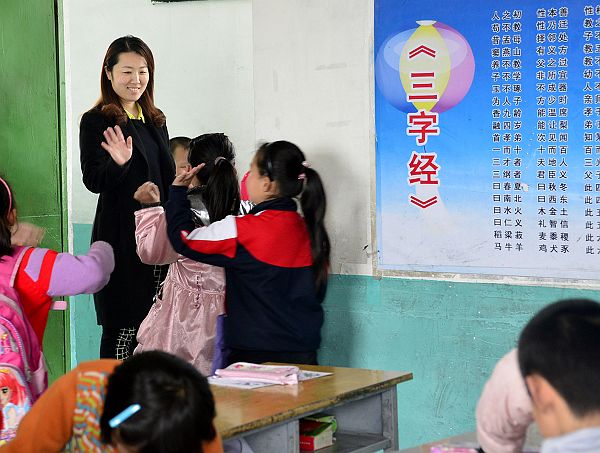 山东省茌平县振兴联合校周楼小学，最美女校长吴海燕率范培养小学生懂礼貌。
