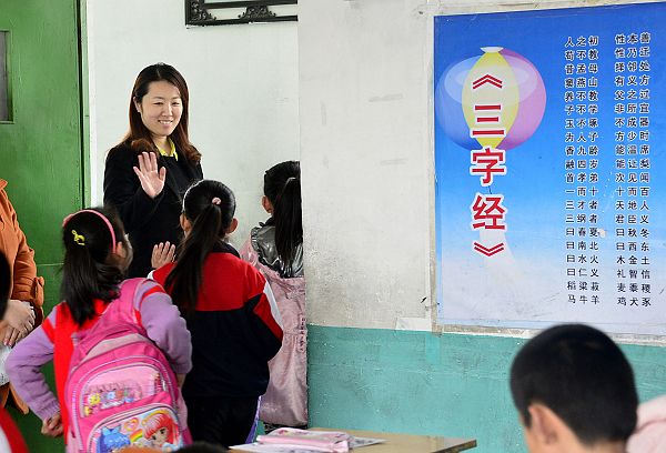山东省茌平县振兴联合校周楼小学，最美女校长吴海燕率范培养小学生懂礼貌。