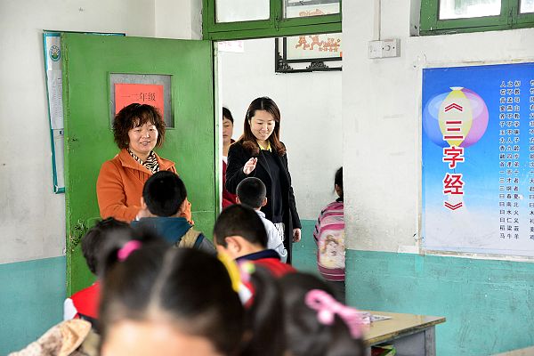 山东省茌平县振兴联合校周楼小学，最美女校长吴海燕率范培养小学生懂礼貌。
