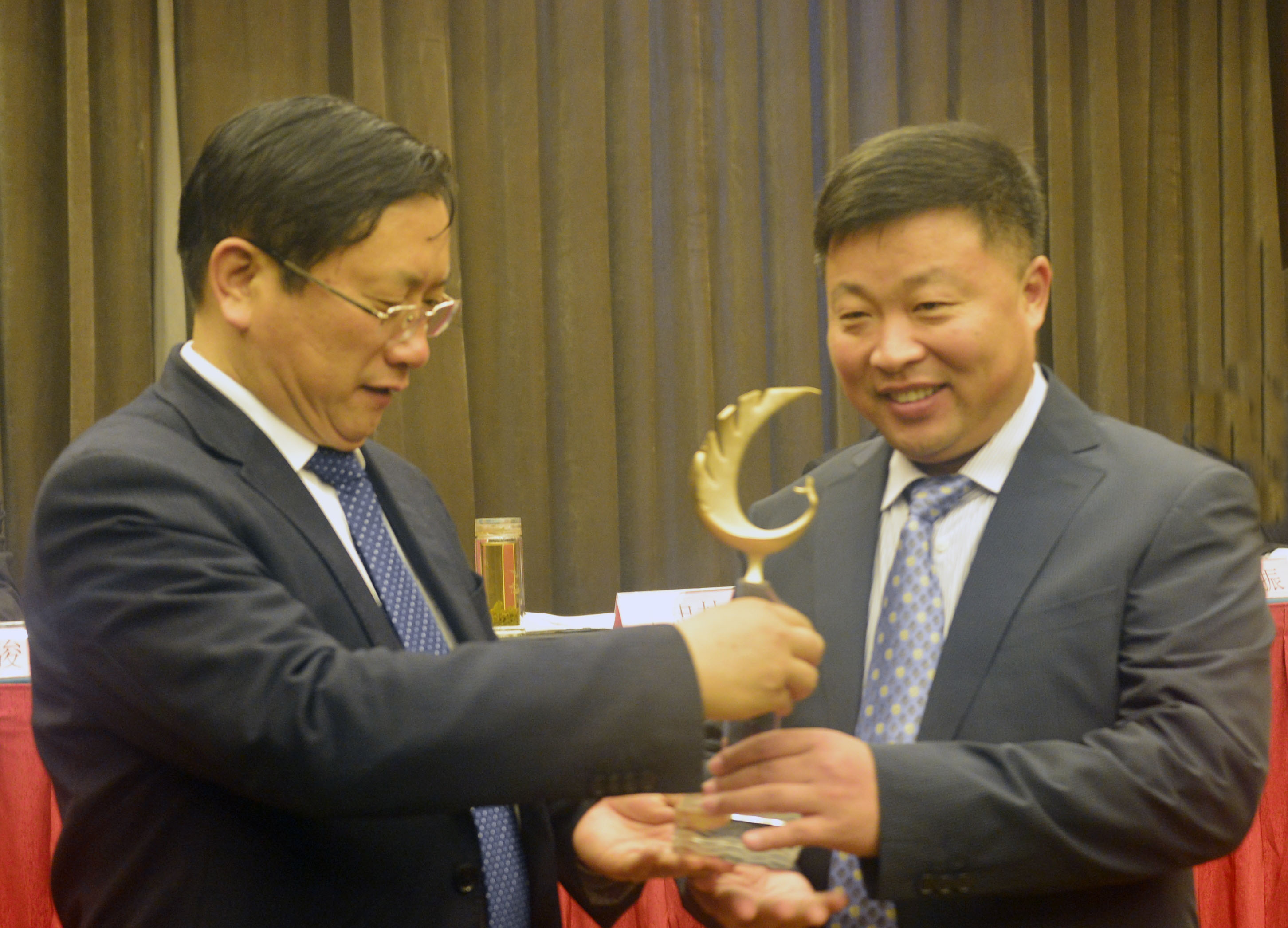 2014年3月28日，山东省聊城市市长王忠林（左） 在全市质量工作会议上为聊城鑫鹏源金属制造有限公司颁发市长 ...