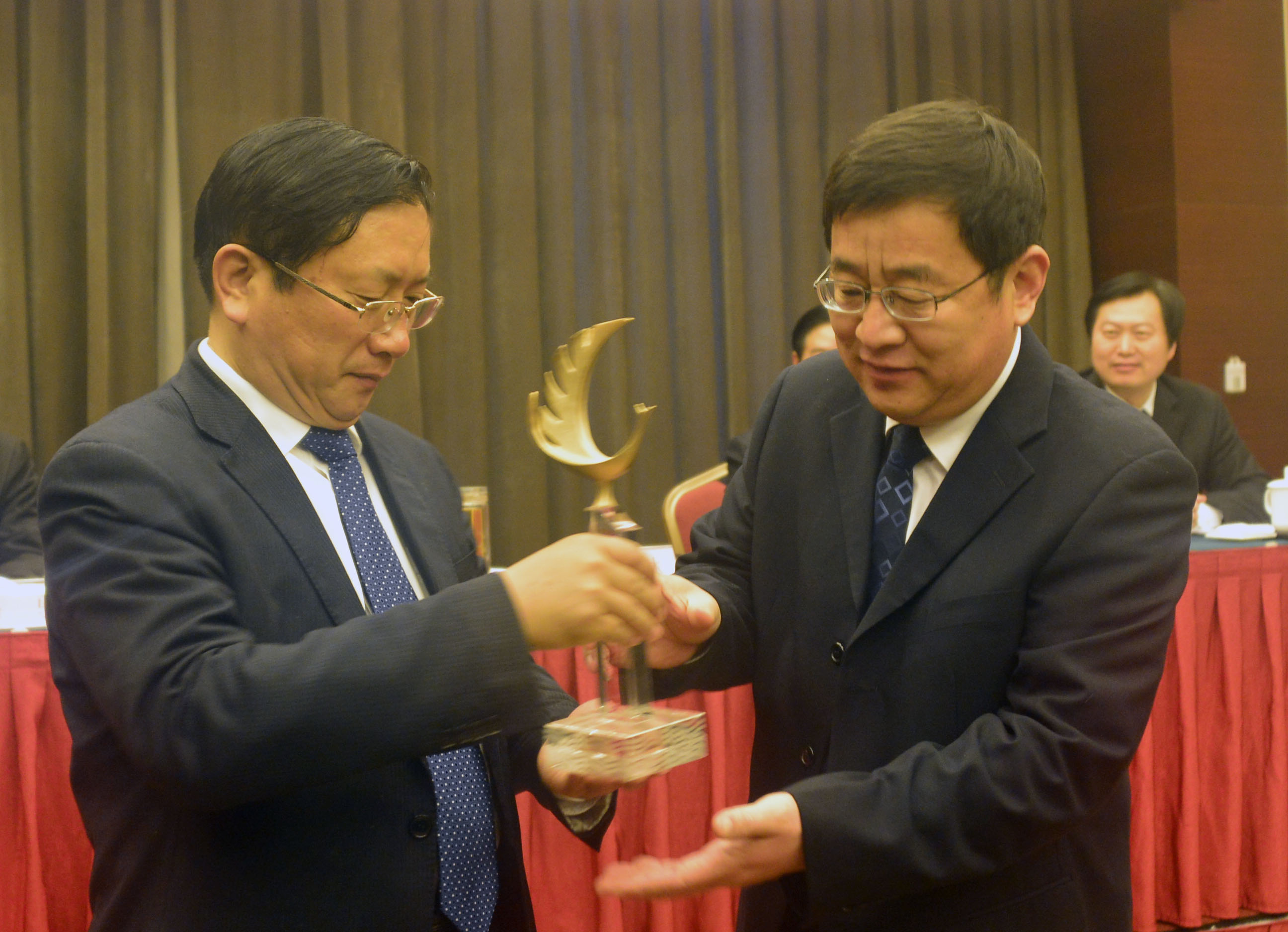 2014年3月28日，山东省聊城市市长王忠林（左） 在全市质量工作会议上为山东太平洋橡缆股份有限公司颁发市长 ...
