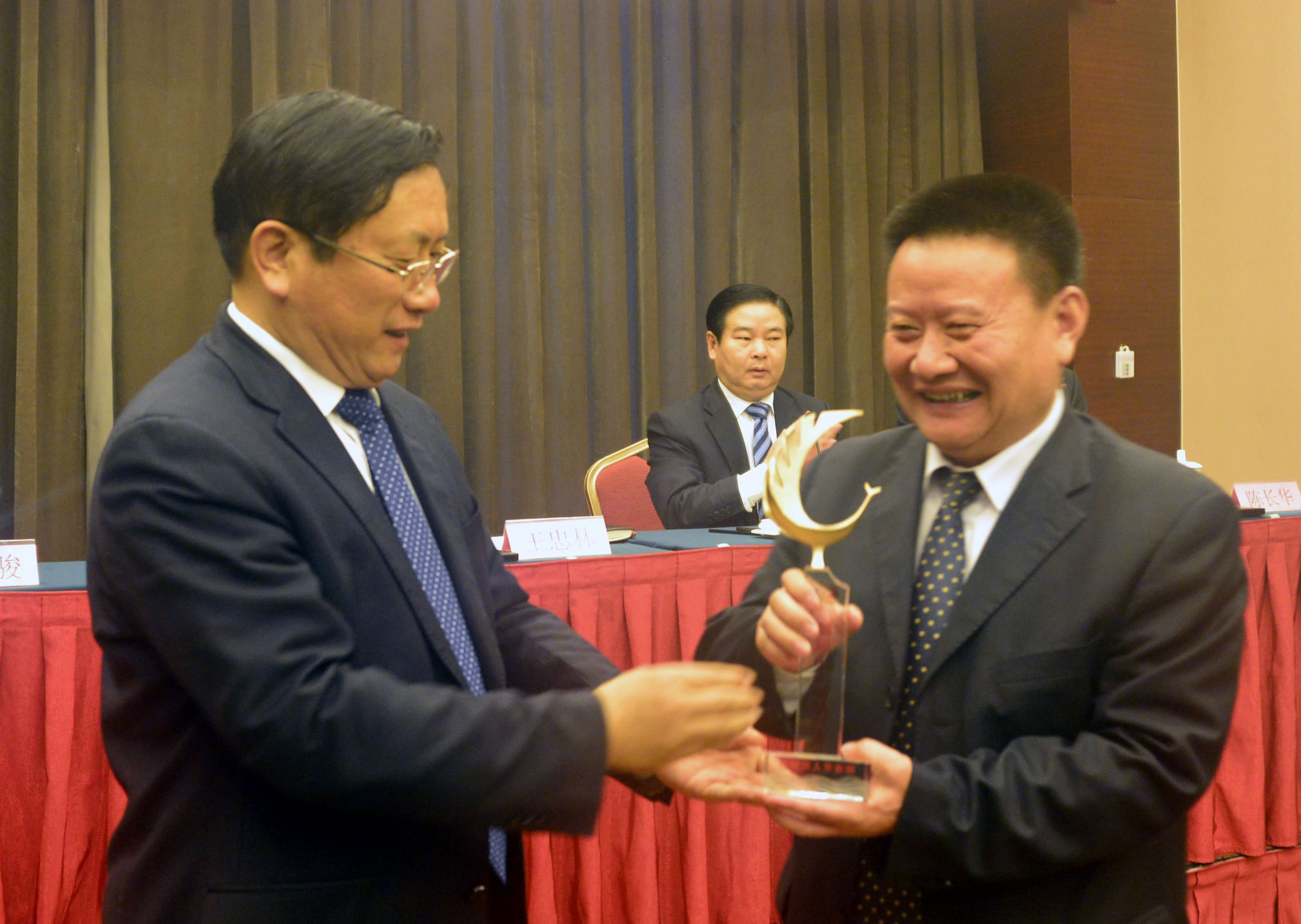2014年3月28日，山东省聊城市市长王忠林（左） 在全市质量工作会议上为山东鑫亚工业股份有限公司颁发市长质 ...