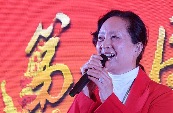 表演艺术家张金玲在第七届静清苑名人雅聚活动现场即兴朗诵诗歌。