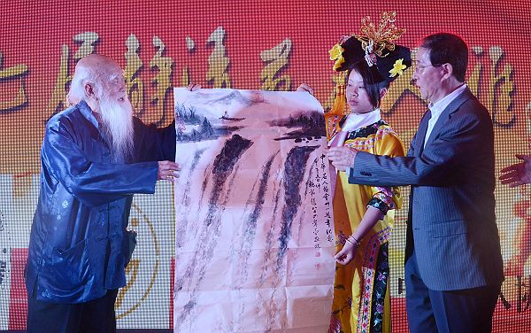 来自台湾的张大千的弟子杨铭仪在第七届静清苑名人雅聚活动现场，向中国榜样公益基金赠送书画作品。