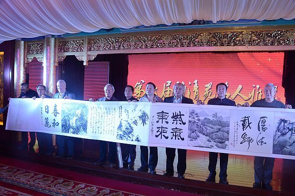 著名书画家吴进良、李德茂、王港日、徐公正、王振东、马蓬、杨书华在第七届静清苑名人雅聚活动现场向中国榜 ...