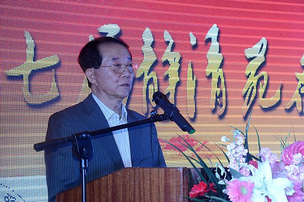 中华名人协会常务副会长潘布在第七届静清苑名人雅聚活动上致辞。