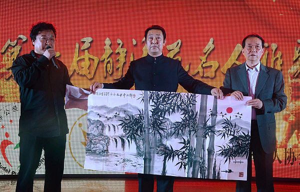 著名书画家李德茂（中）在第七届静清苑名人雅聚活动现场向中国榜样公益基金赠送书画作品。