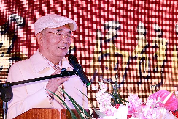 中国名人工委、中华名人协会主席高占祥，在第七届静清苑名人雅聚活动上讲话。