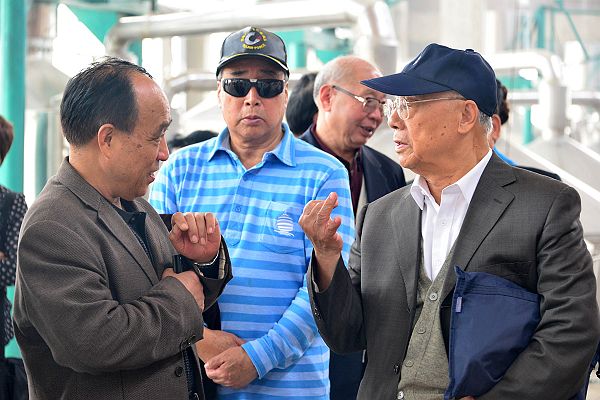 2014年4月17日，国花集团董事长刘发来（左一）向老领导介绍企业发展情况。