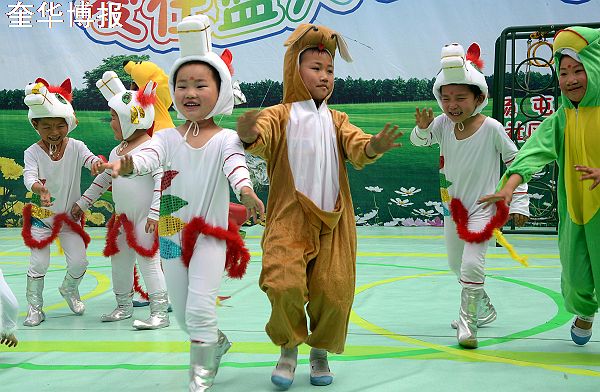 2014年5月31日，山东省茌平县冯官屯镇小杨屯村幼儿园、薛店幼儿园庆六一汇报演出现场。